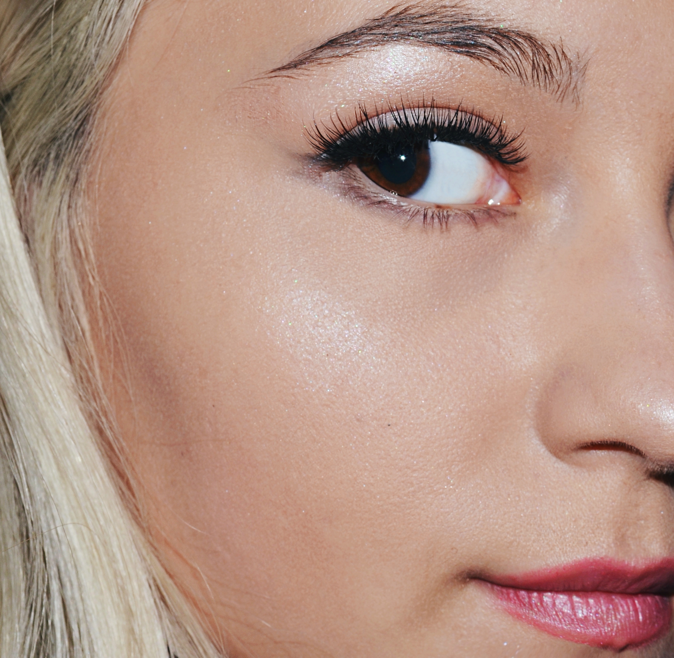 Con las extensiones de pestañas finas y gruesas se logra un efecto visual muy natural.